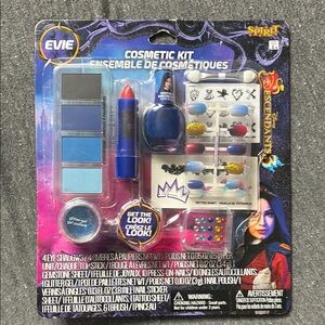 Spirit Evie Cosmetic Kit with Blue and Purple Hues